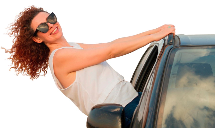 mujer disfrutando en auto